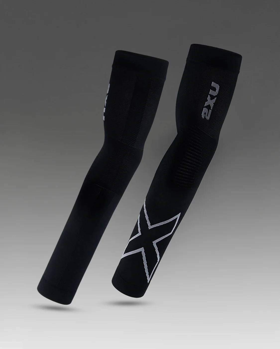 2XU Unisex Flex Run Compression Arm Sleeves - Black / Grey - Image 2