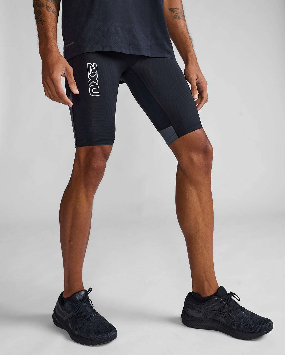 2XU Men Light Speed React Compression Shorts - Black / White Reflective - Image 4