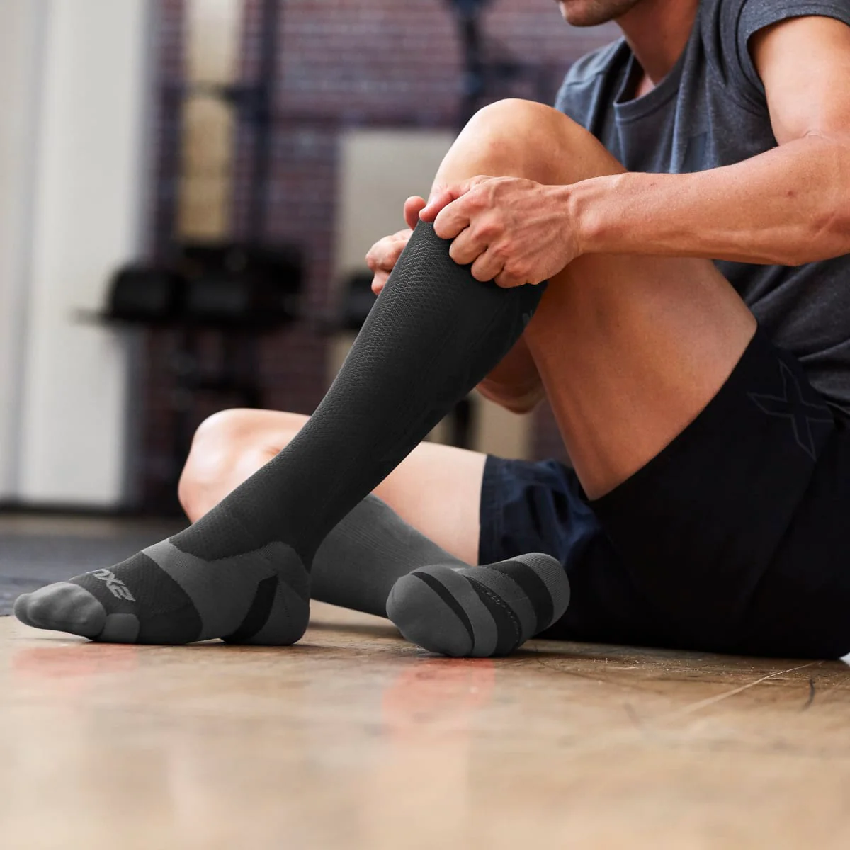 2XU Unisex Vectr Light Cushion Full Length Socks - Titanium / Black - Image 2