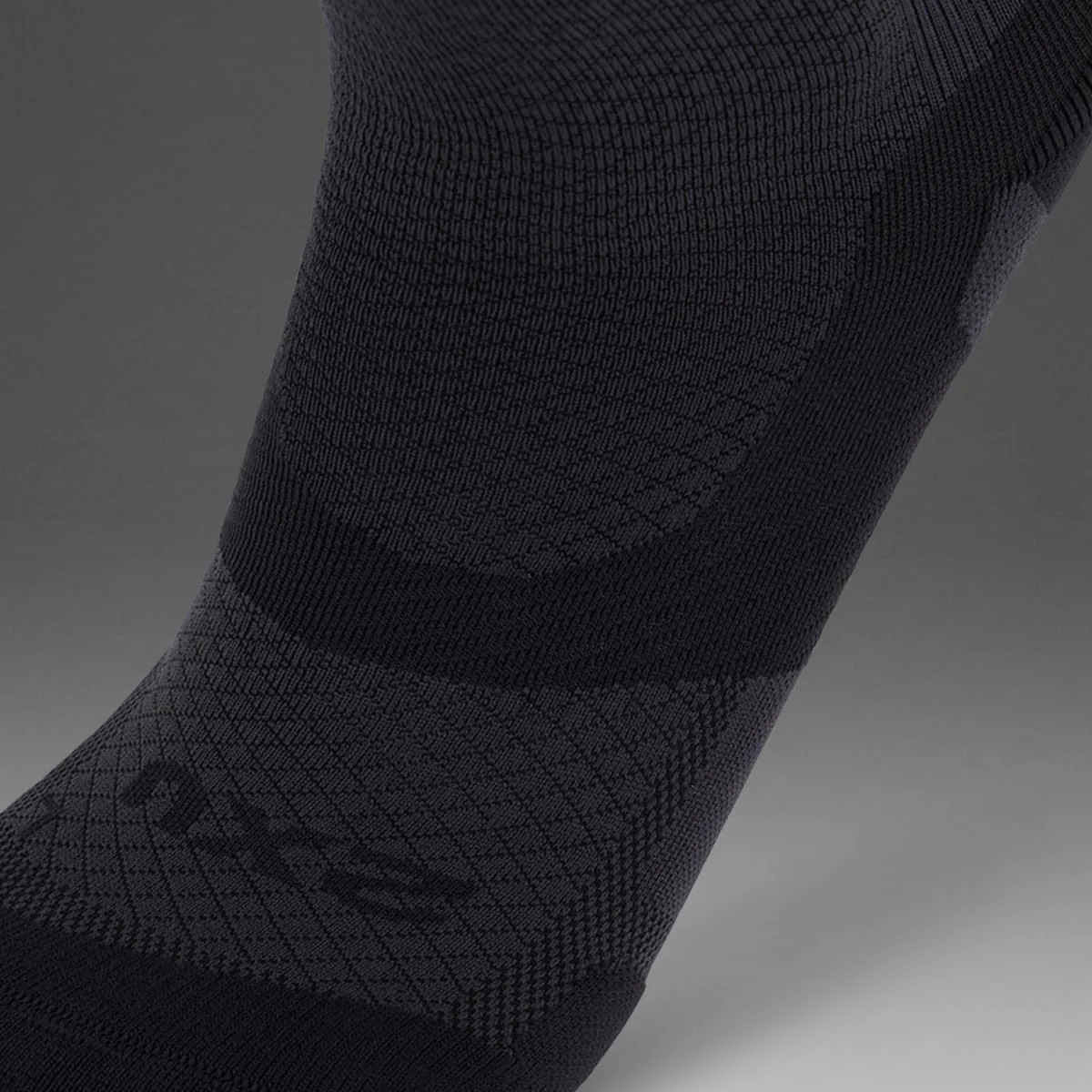 2XU Unisex Vectr Light Cushion Full Length Socks - Titanium / Black - Image 3