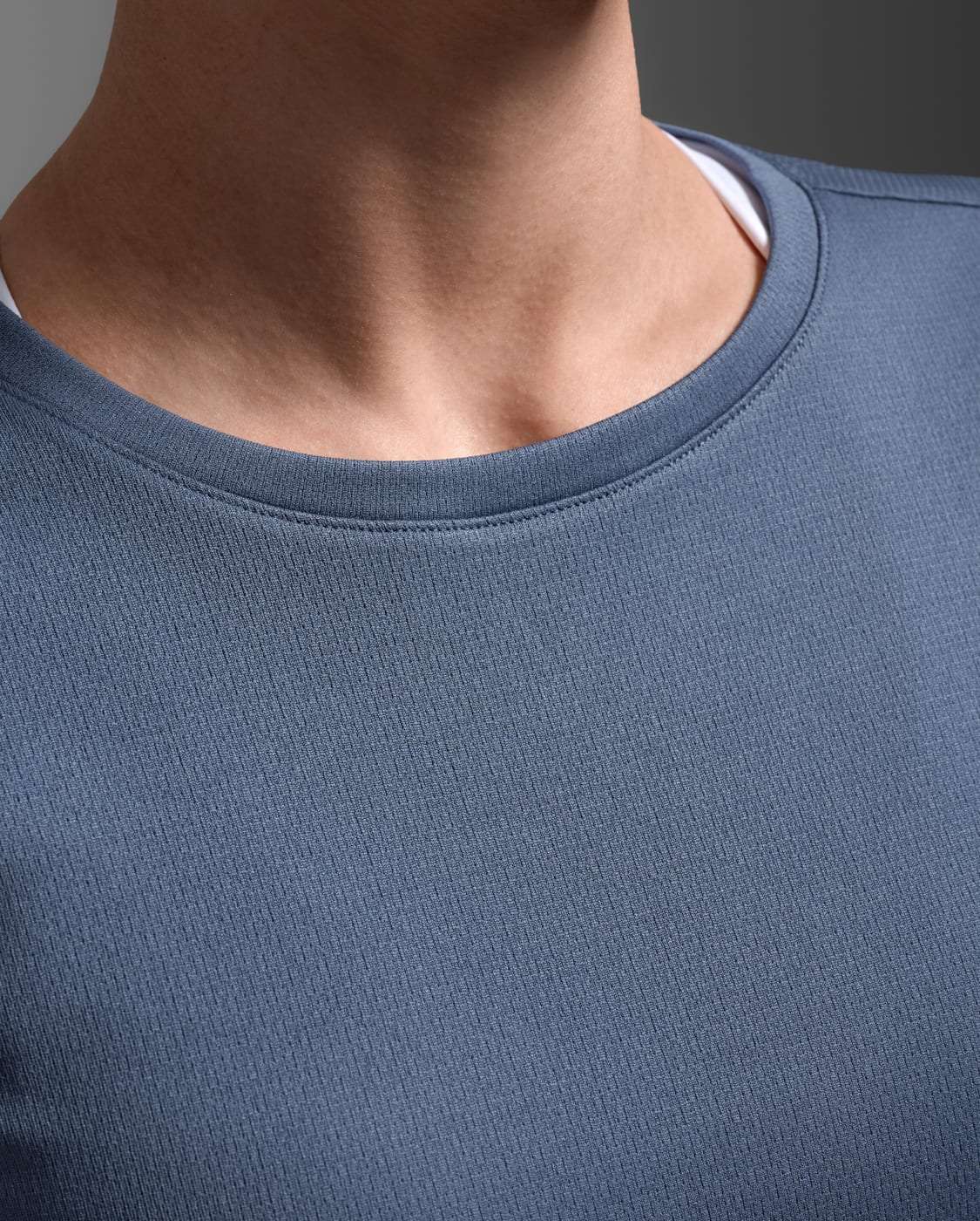 2XU Women Aero Mesh Tee - Indigo / Indigo Reflective - Image 4
