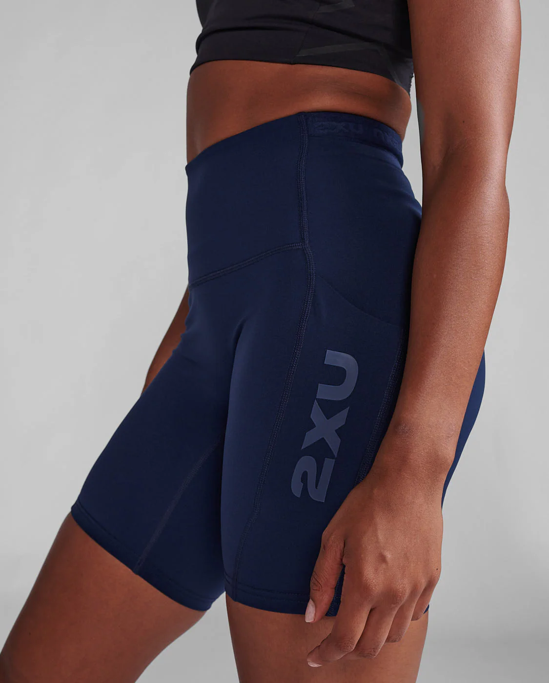 2XU Women Form Stash Hi-Rise Bike Shorts - Midnight / Midnight - Image 7