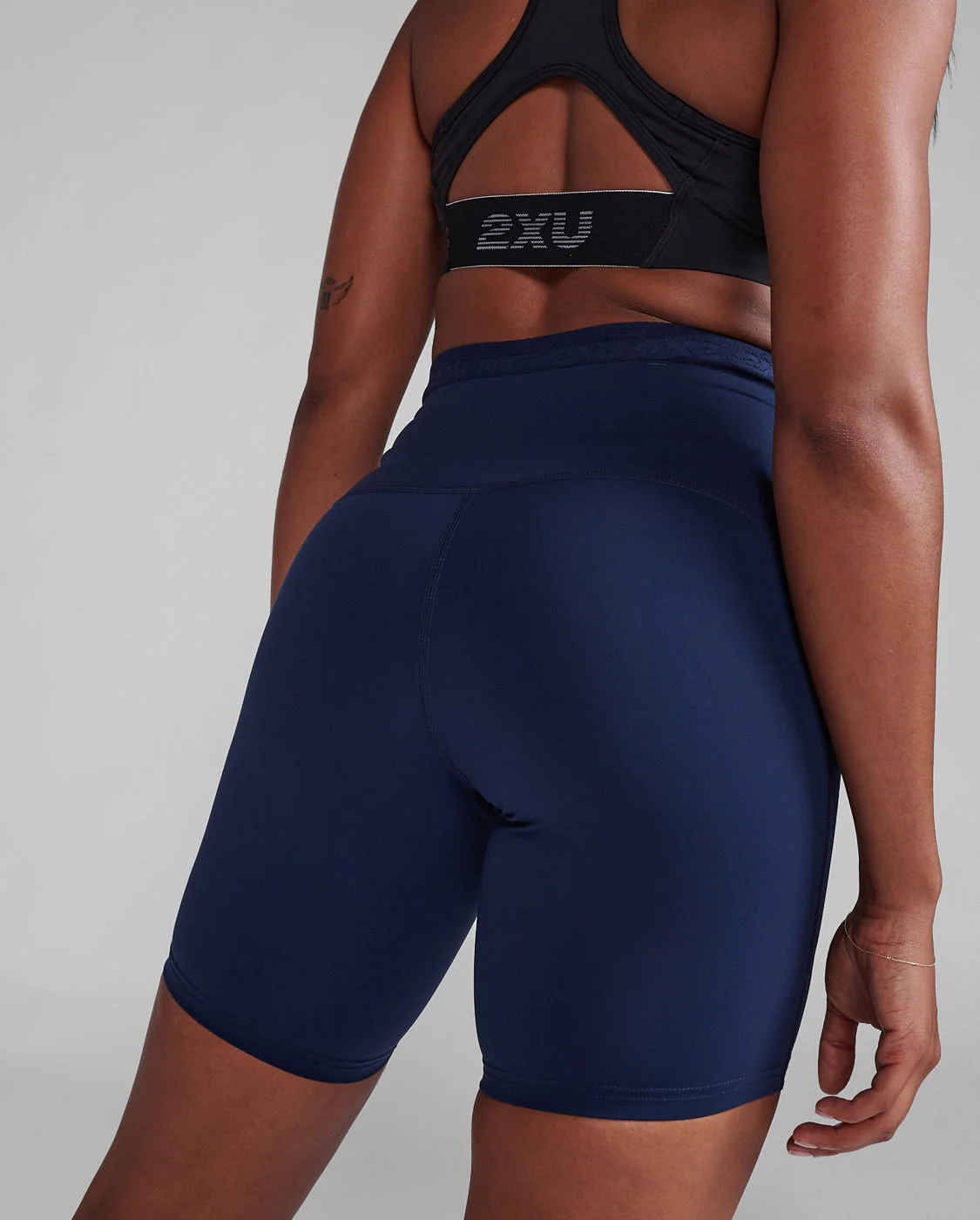 2XU Women Form Stash Hi-Rise Bike Shorts - Midnight / Midnight - Image 8