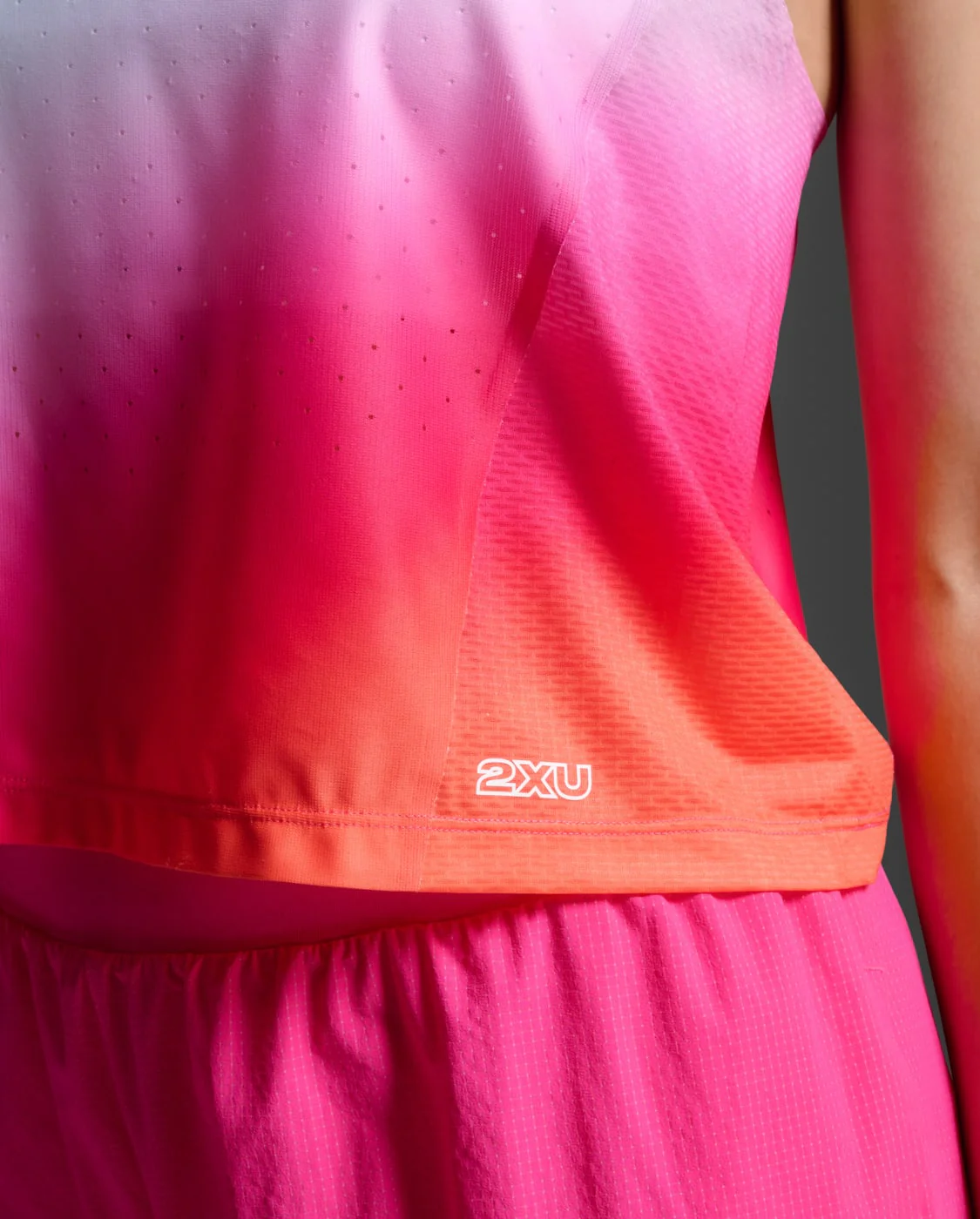 2XU Women Light Speed React Crop Singlet - Fuchsia Grad / White Reflective - Image 7