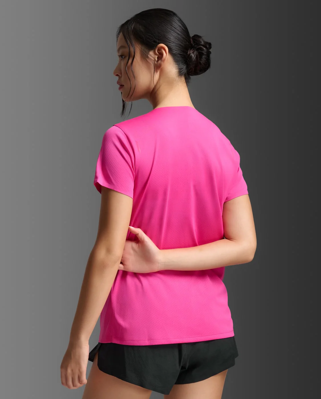 2XU Women Light Speed Tech Tee - Fuchsia / Fuchsia Reflective - Image 4