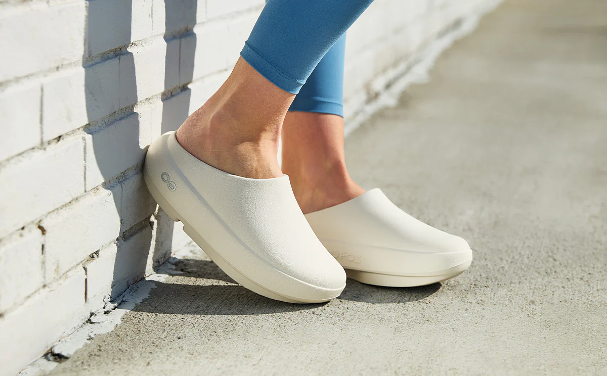OOFOS Unisex Cloog Plus - Chalk - Image 2